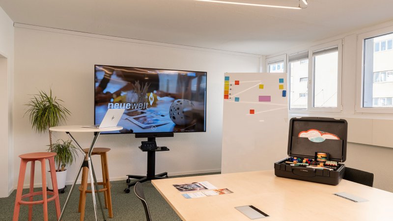 Meetingraum gross – Monitor und Moderationskoffer