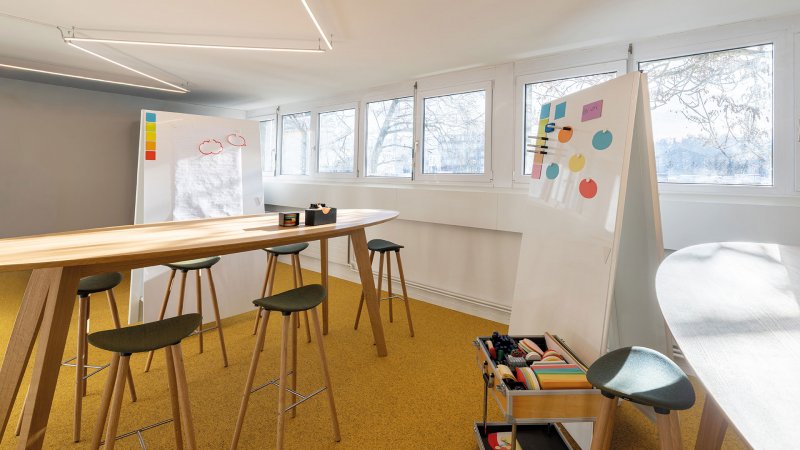 Projektraum mit grossen Whiteboards, Moderationskofer und modernem funktionalem Mobiliar