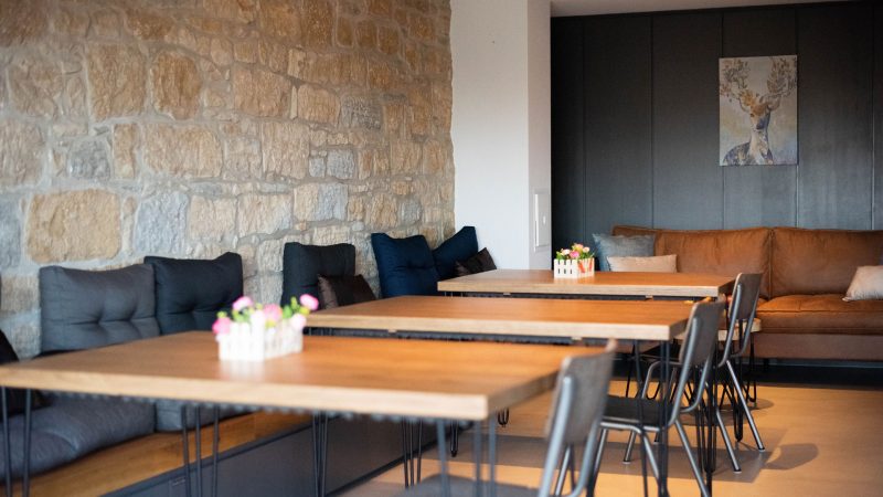 Gemeinschaftsraum in der wg neuewelt – hier finden gemeinsame Mittagessen und mehr statt.